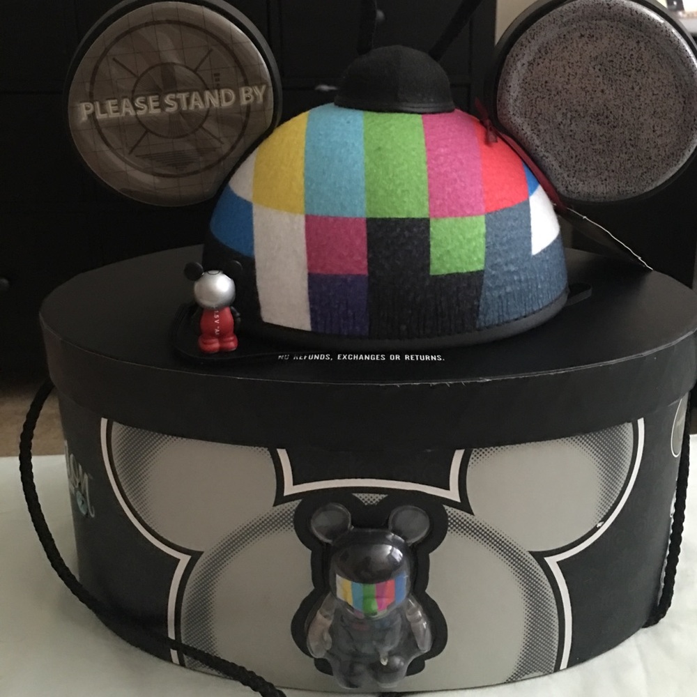 Disney vinylmation "Please Stand By" hat
