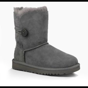 Ugg short boots with button size 9