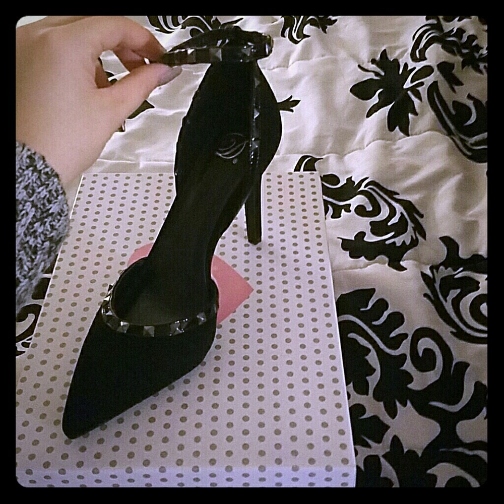 Pointed tow, studded heel