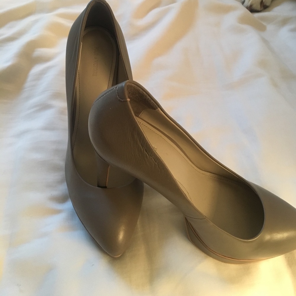 Pour la Victoire Platform Pumps