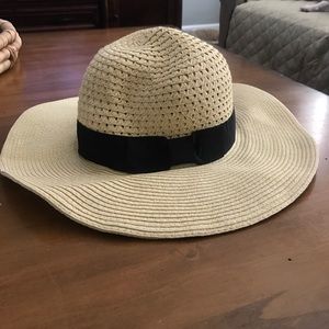 Sun hat with black ribbon