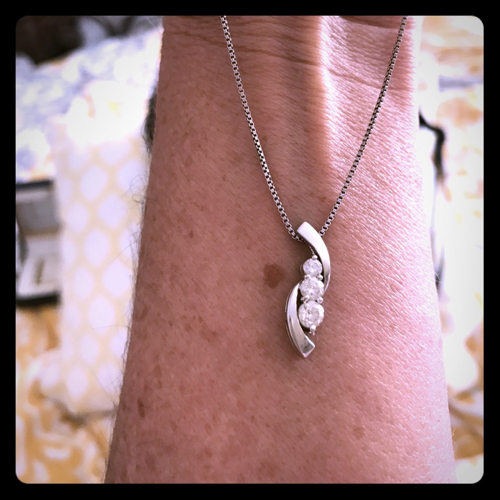 14 kt white gold diamond pendent with chain.