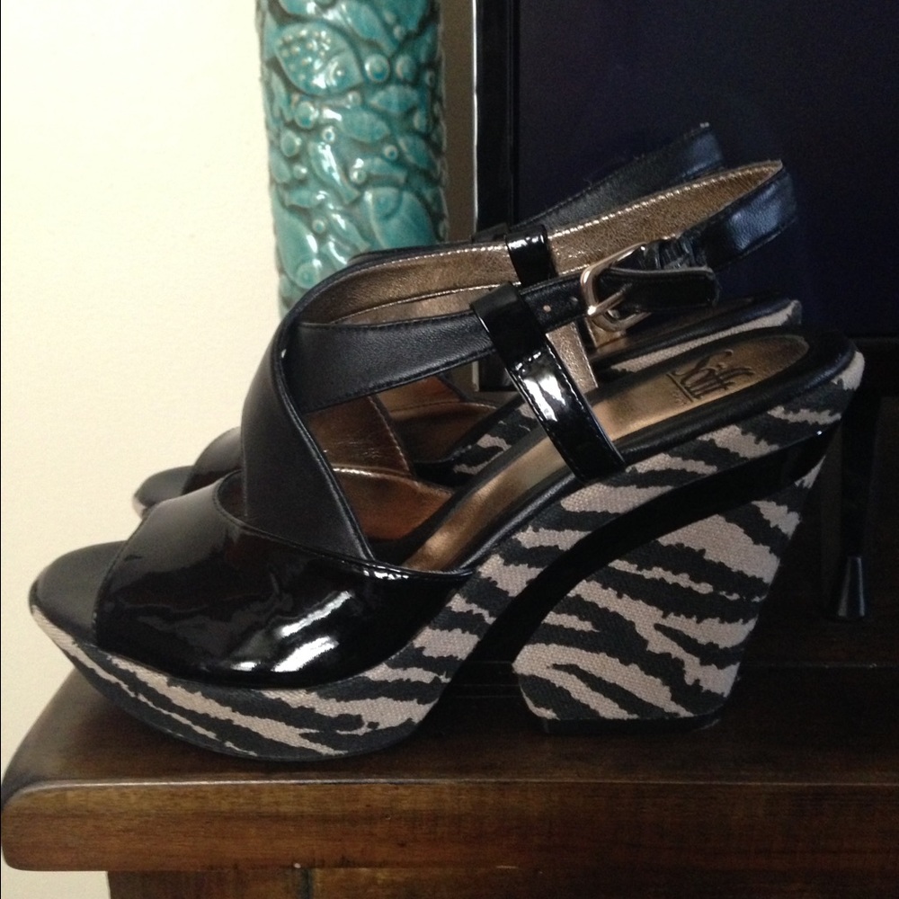 Soffit animal print wedge shoes.
