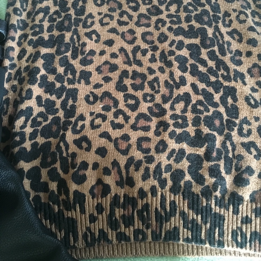 Leopard print sweater dress with short sleeves. - Picture 2 of 4