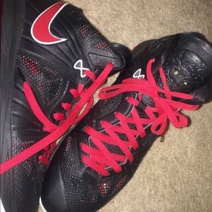 Lebrun James 828 Nikes .