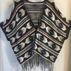 Half sleeve sweater with tribal pattern