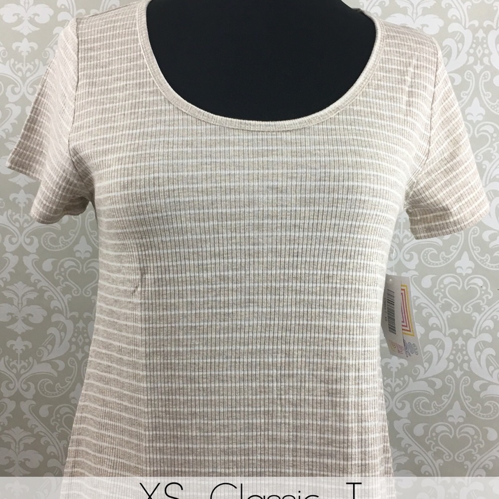 BNWT LulaRoe Classic T in XS