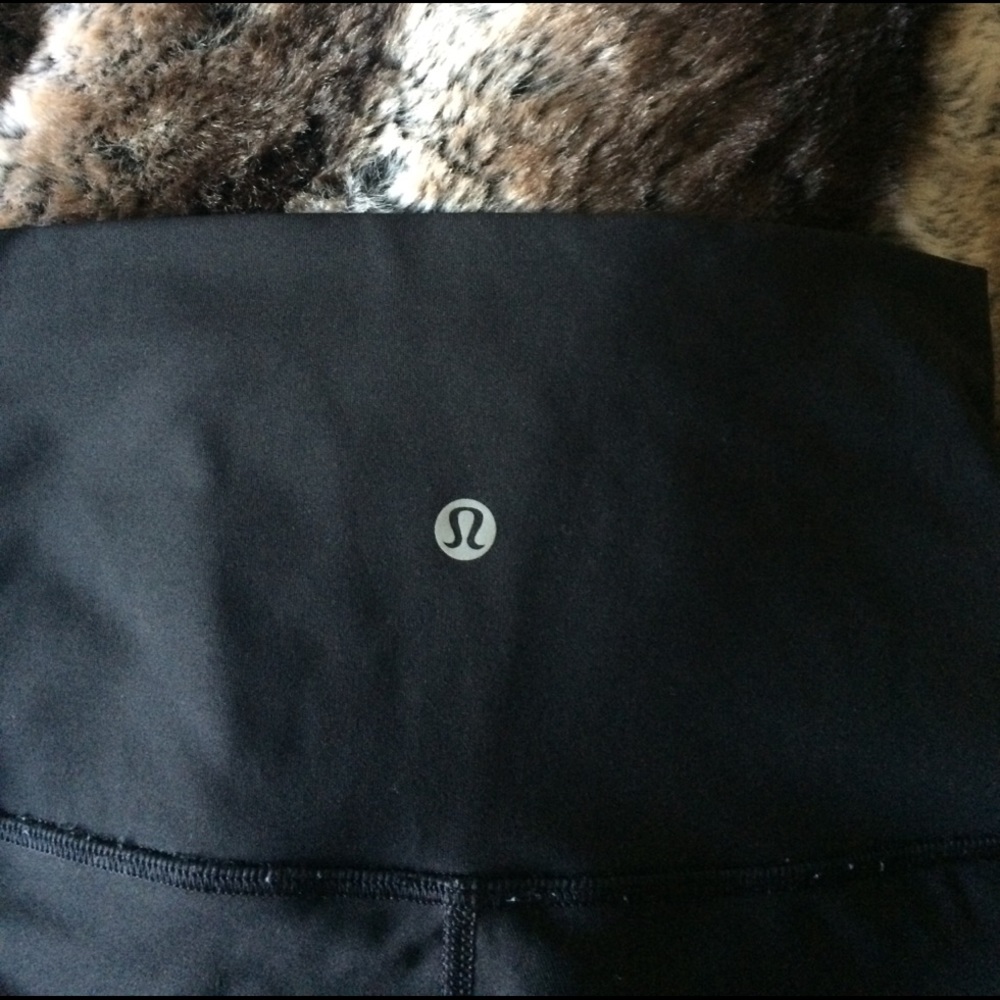 LuLu black hi- waist Wunder Under leggings
