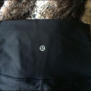 LuLu black hi- waist Wunder Under leggings