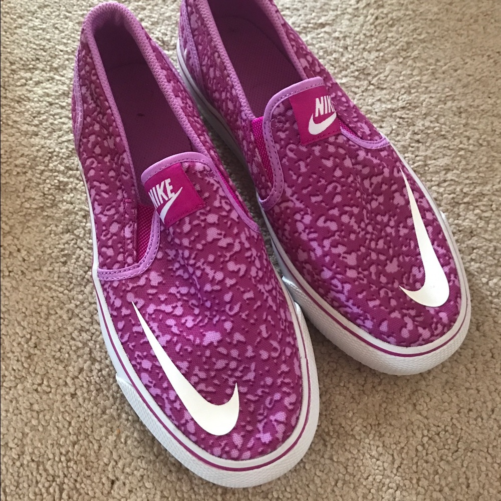Nike youth size 5 Slip-on Sneakers