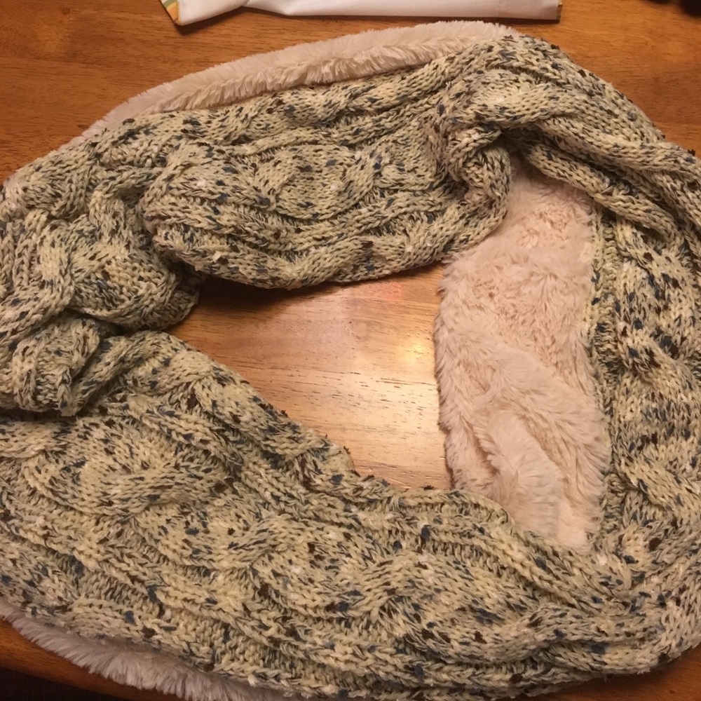 Large infinity Ugg scarf-- fur lined; never worn