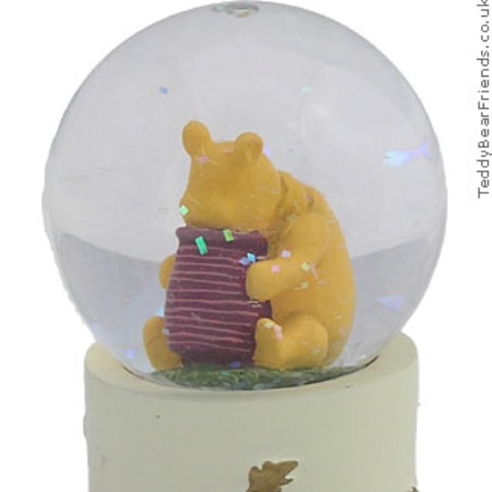 Winnie the Pooh snowglobe
