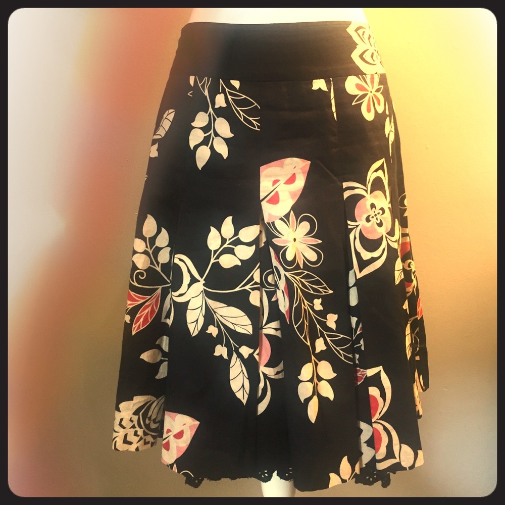 Floral Ann Taylor lined skirt. 100% Cotton.