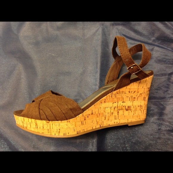 🎉Nine West brown wedge sandals - Picture 2 of 5