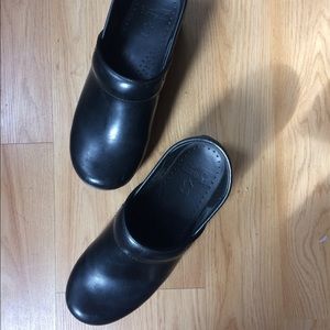 Black Leather Dansko Clogs 39 8 8.5 9