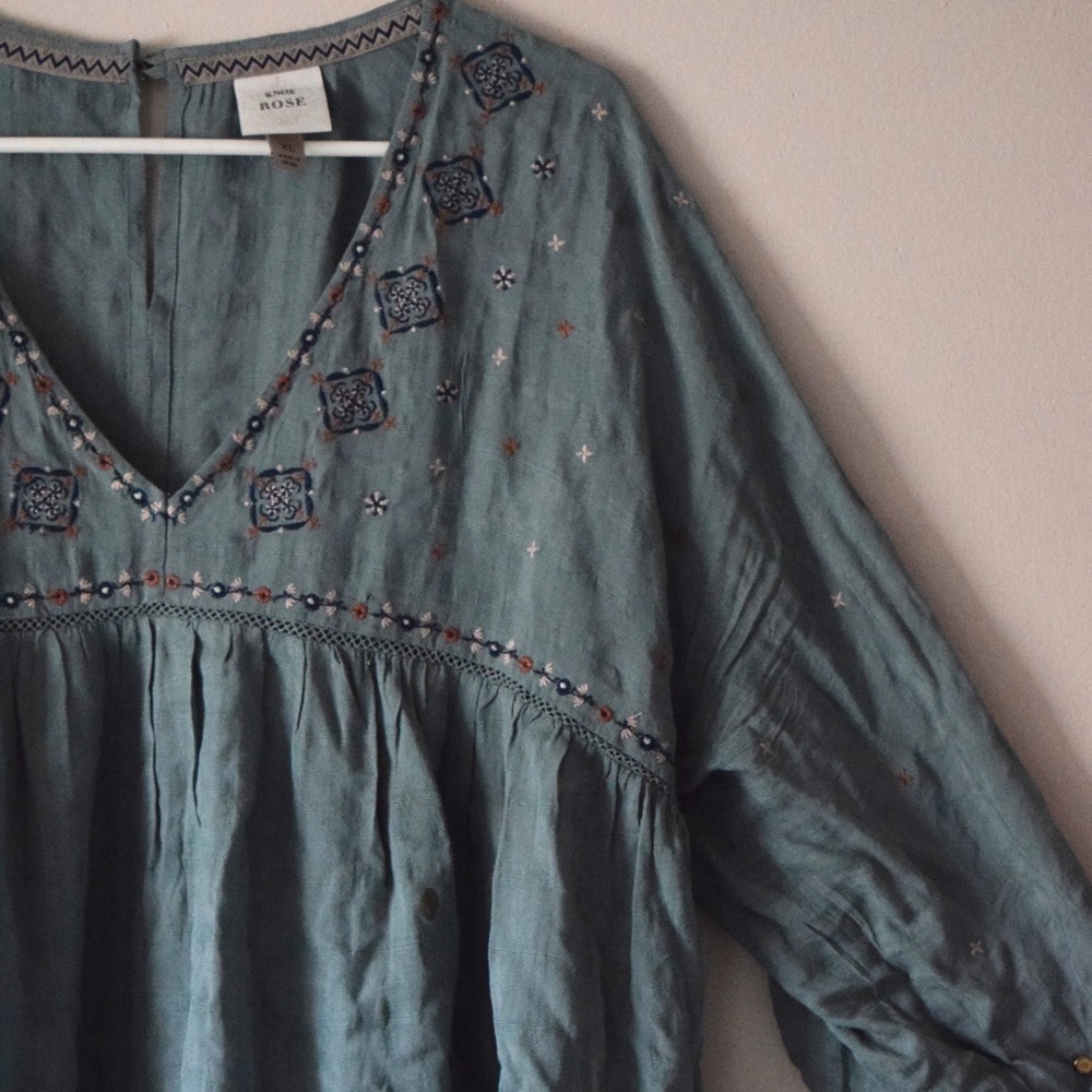 Embroidered High-Low Top - Picture 2 of 4