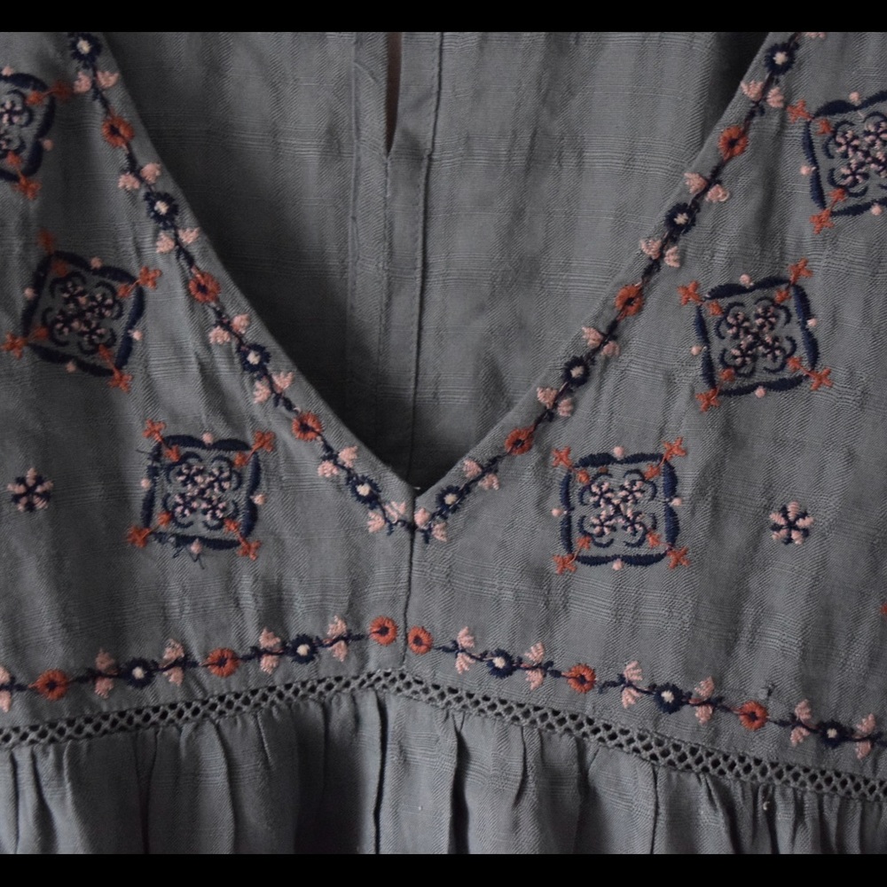 Embroidered High-Low Top - Picture 3 of 4
