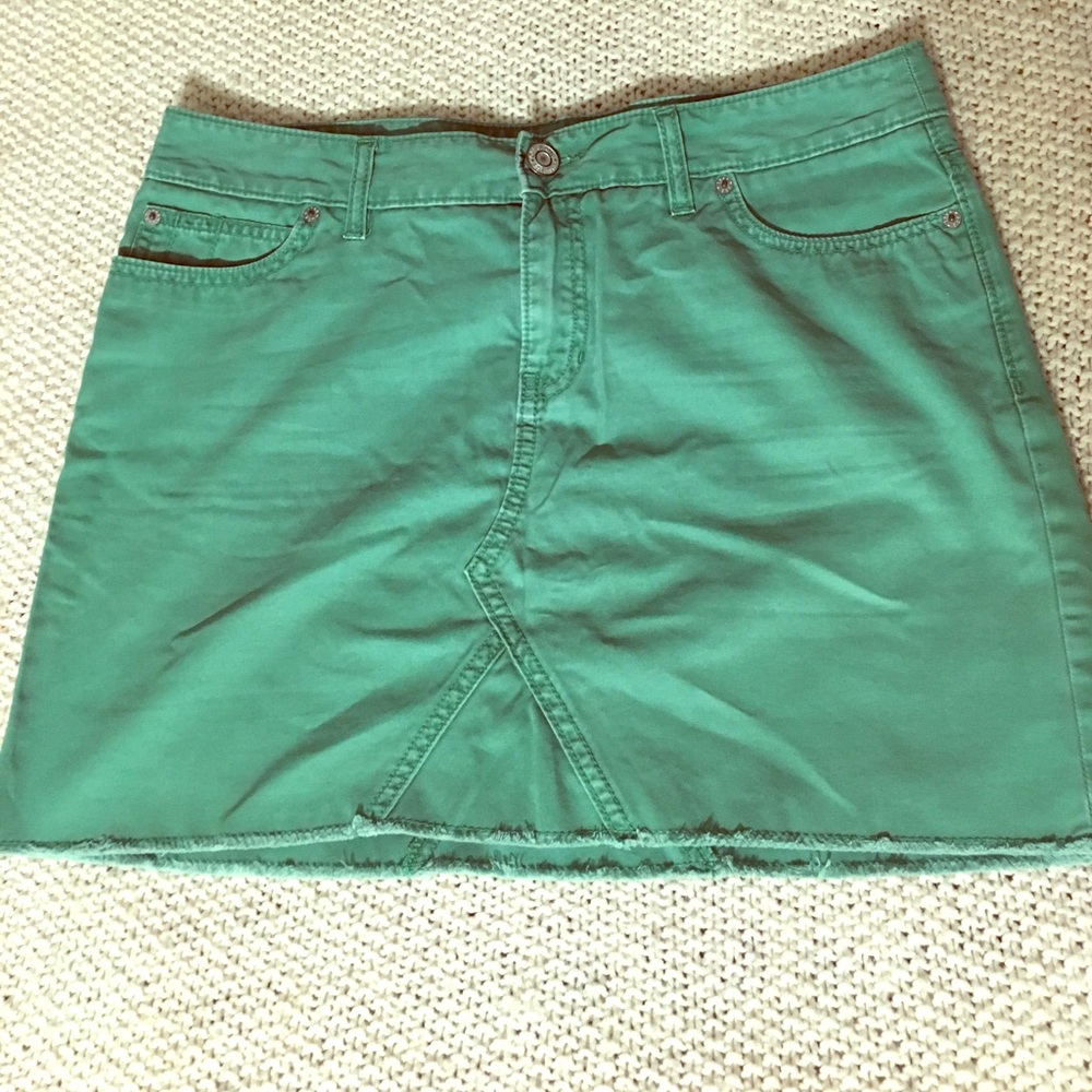 Green cotton mini skirt.