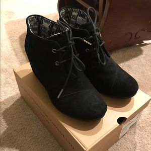 Toms black suede desert wedge size 8.5
