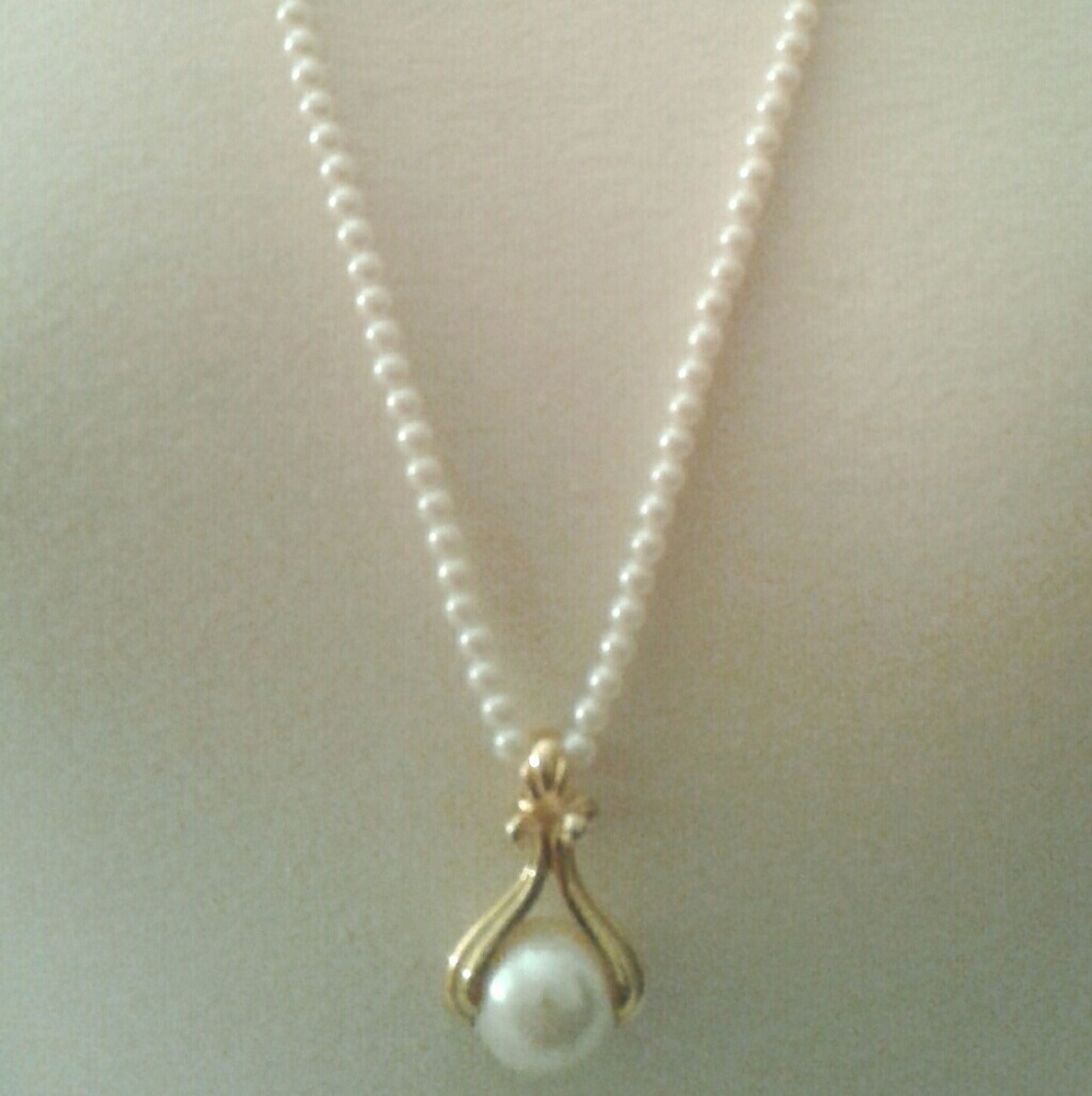 Vintage Faux Pearl Pendant Necklace