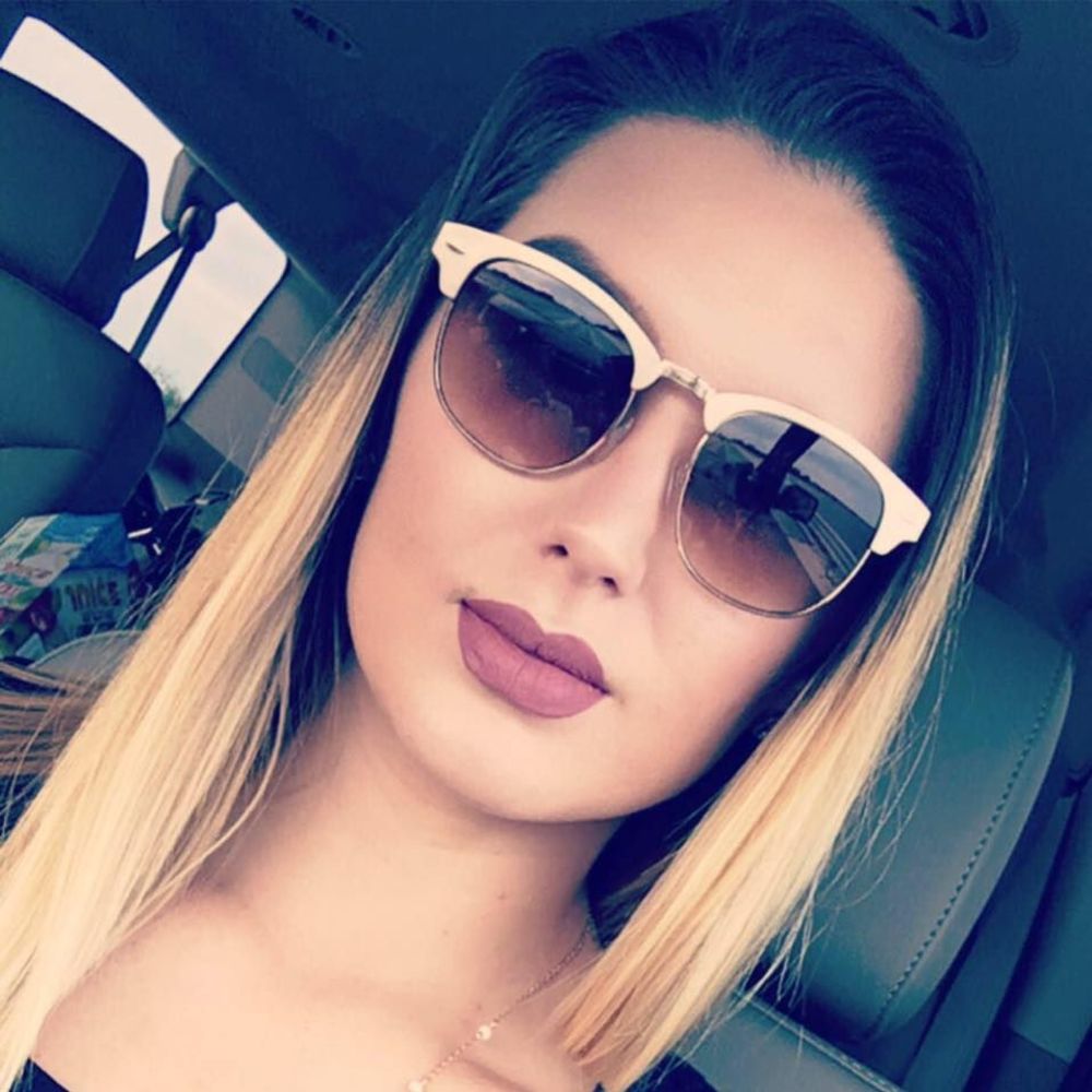 Meet your Posher, Christina