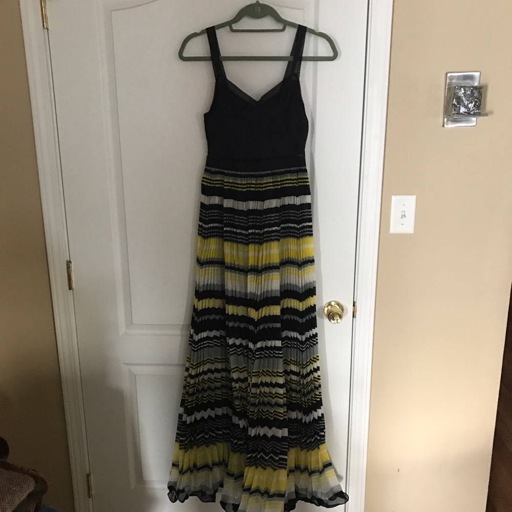 Black and yellow maxi