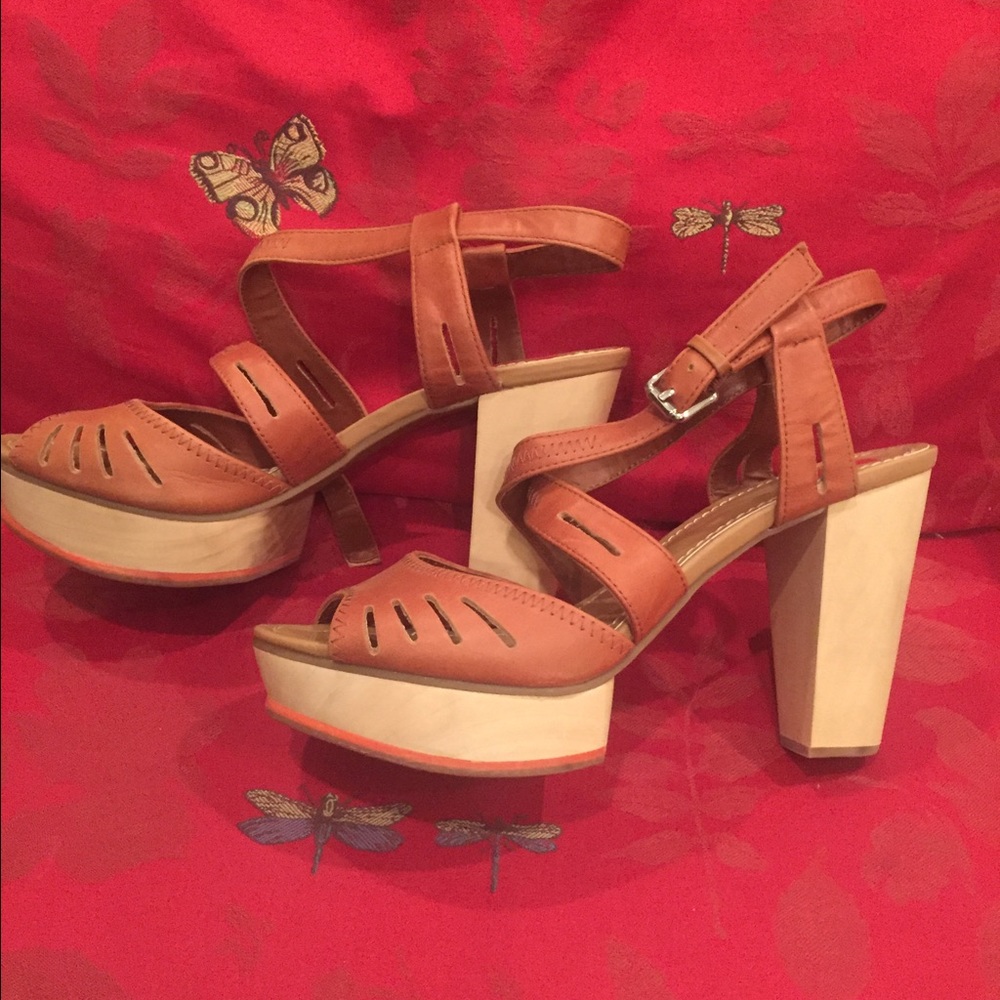 DV by dolce vita wooden platform sandals. Size 10.