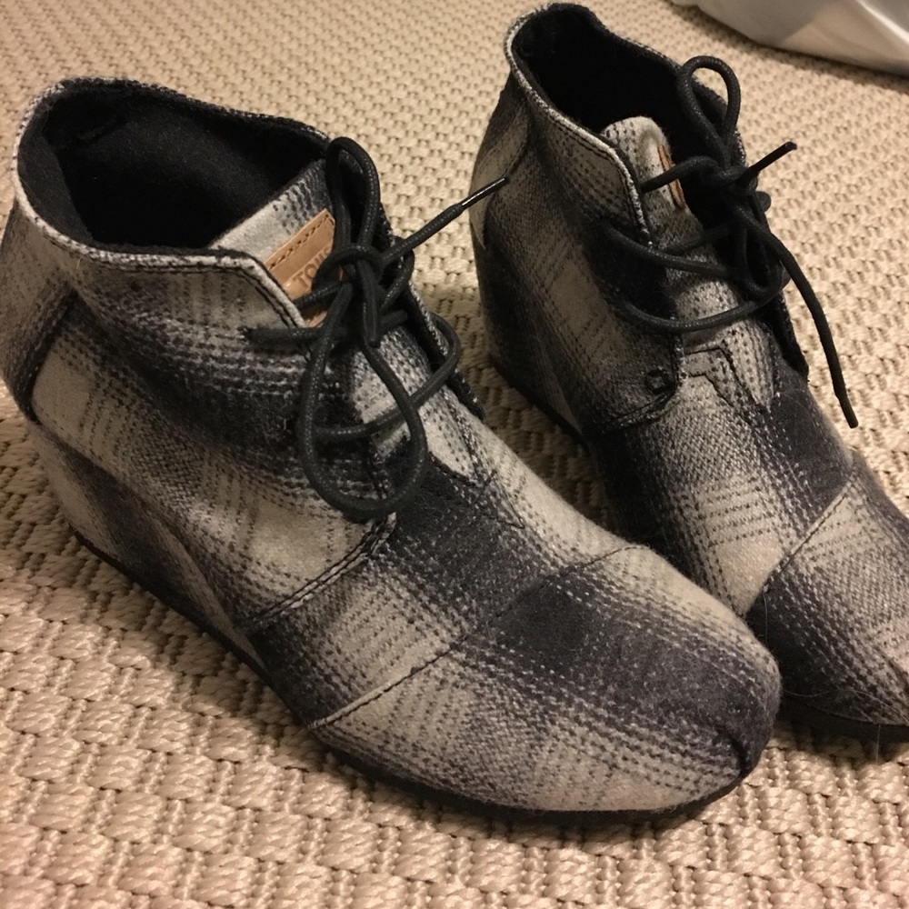 NWOT TOMS wedges
