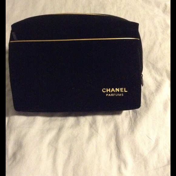 Chanel Other - Chanel make/perfume bag