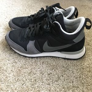 Nike women's internationalist mid black 8