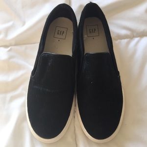 NWOT Gap pony/calf hair pull on sneakers size 8