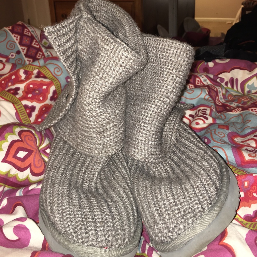 black knitted uggs.