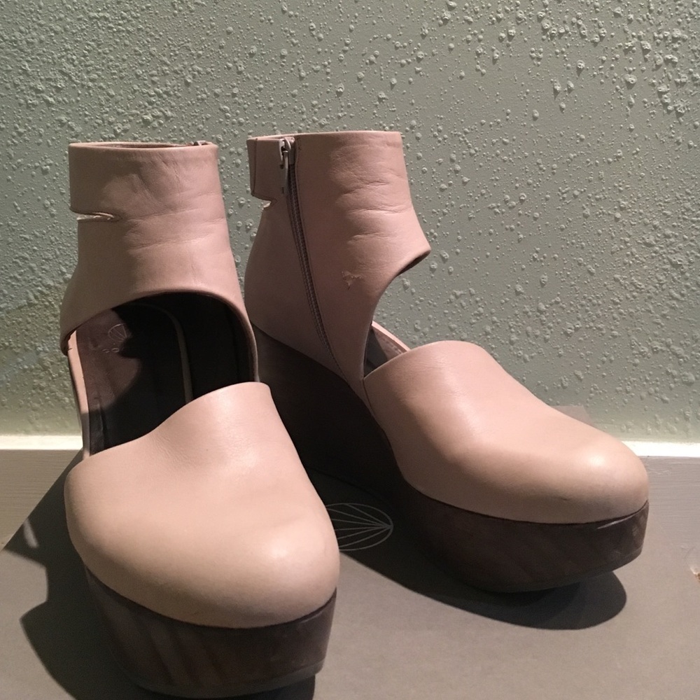 Like new beige leather pumps/ pumps