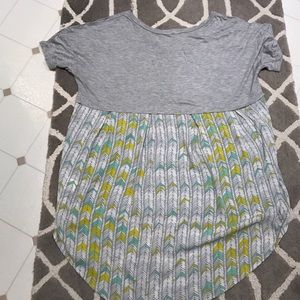 Grey tshirt with flowing fabric detail in the back