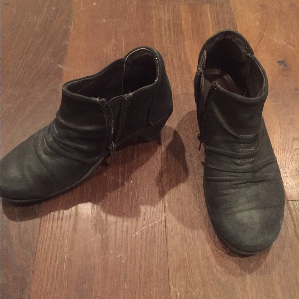 Green little booties COMMENT ANY OFFER
