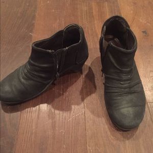 Green little booties COMMENT ANY OFFER