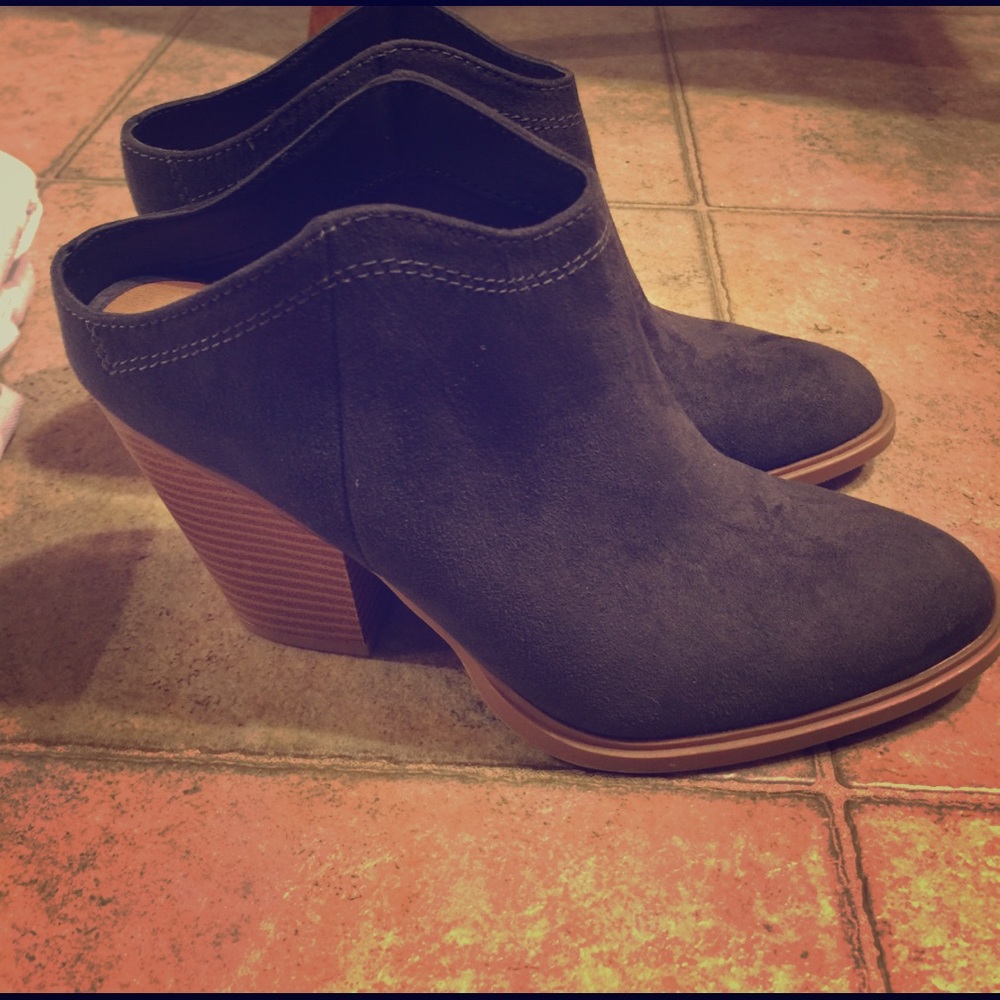 Adorable Grey open back chunky heel booties, NWT
