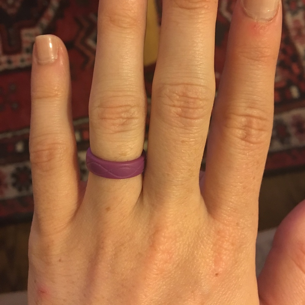 Enso plum silicone band ring