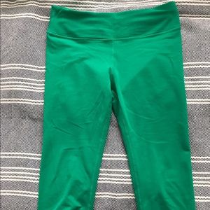 Kelly green workout knee crops