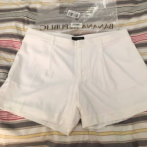💰Banana Republic NWT White Pleated Drapey Shorts