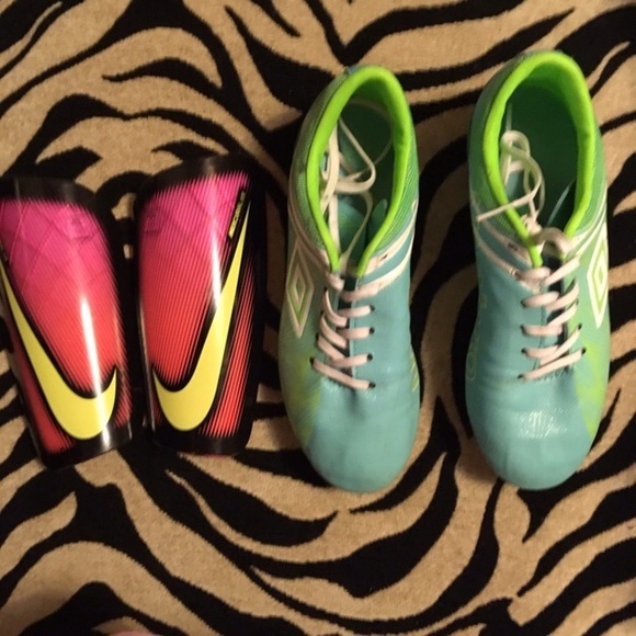 Nike shin guards and Umbro soccer cleats - Picture 1 of 4