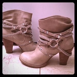 ‼️‼️‼️PRICE CUT‼️‼️! Diamond crested ankle boots