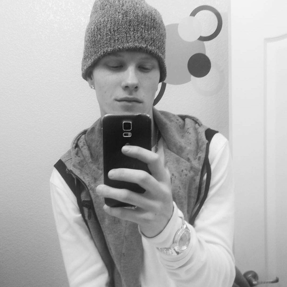 Meet your Posher, Hunter - Picture 1 of 1