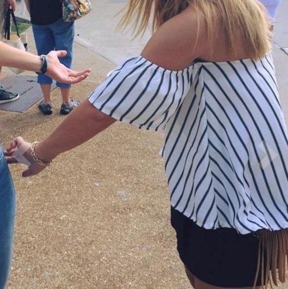 ⬇️$25 Boutique Off Shoulder Swing Stripe Top - Picture 6 of 7