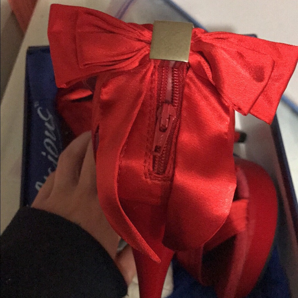 Red high heels😍😍😍 - Picture 2 of 2