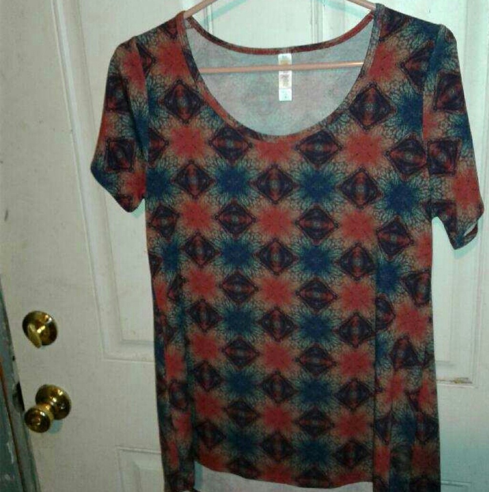 Small lularoe classic tee excellent used condition