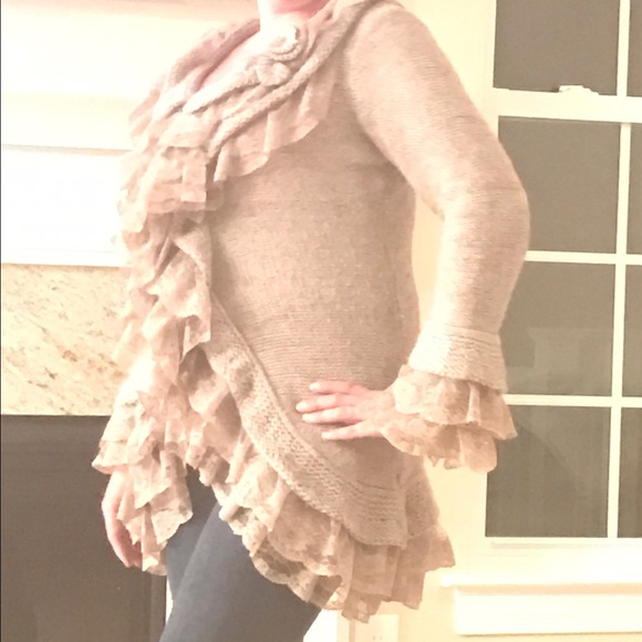 Sweater with ruffles and lace - Picture 2 of 6