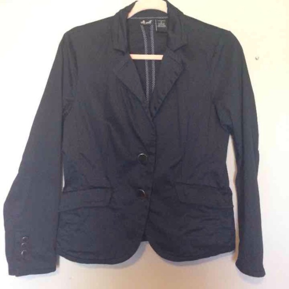 Navy blue two button blazer and pockets. Size S