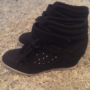 Black wedge sneaker