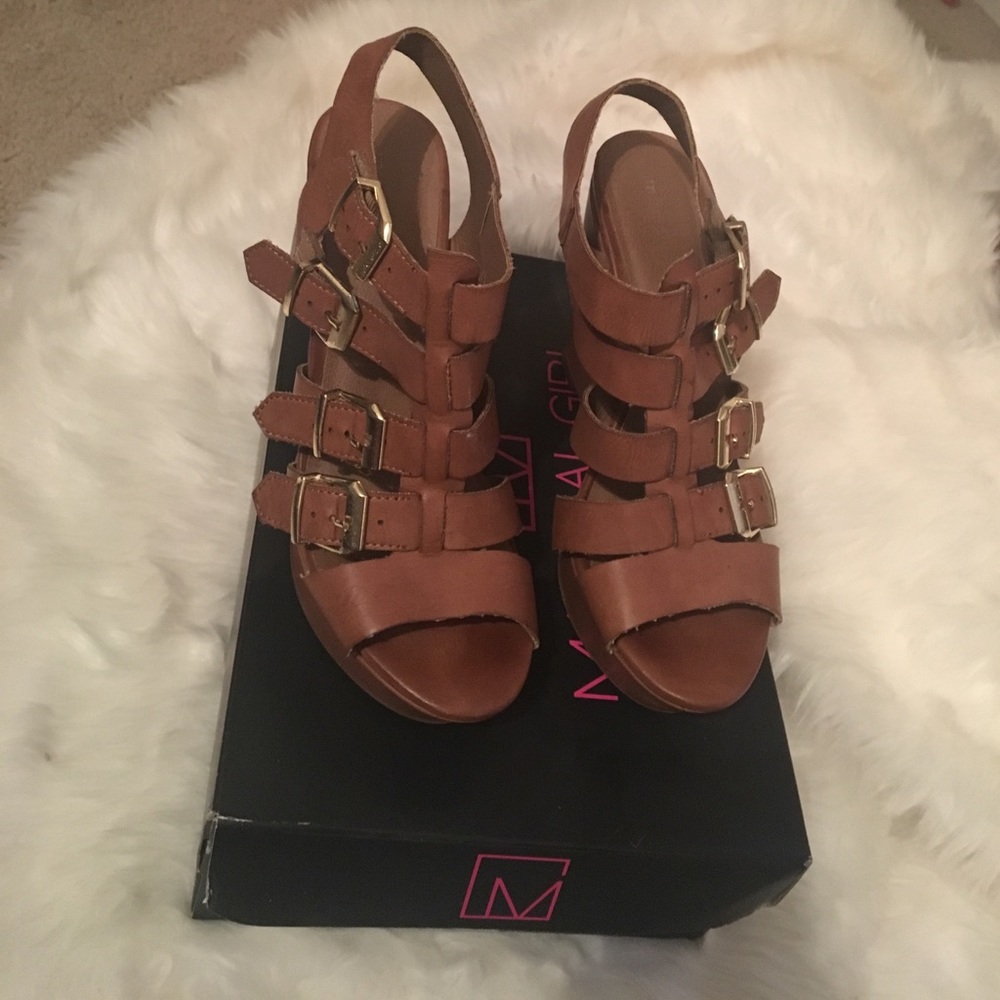 Material girl wedges size 8 in tan